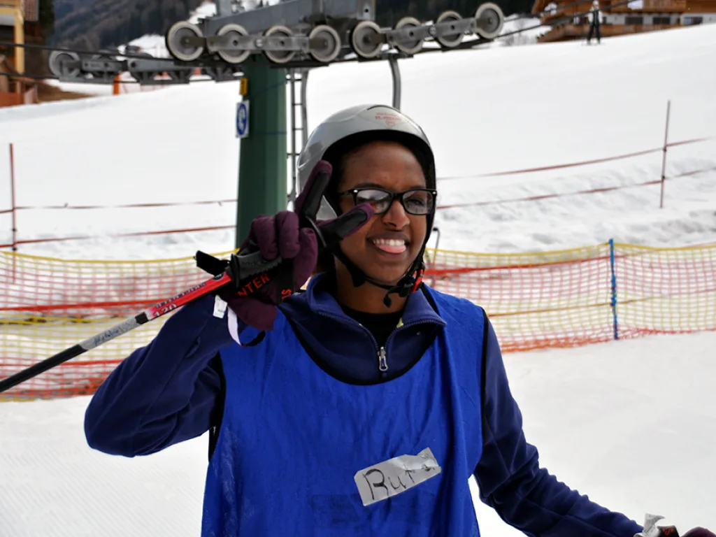 Jugendlicher schultert die Ski an der Talstation.